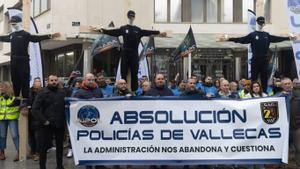 Concentración de Jupol frente a los juzgados de Plaza de Castilla, pidiendo la absolución de los policías acusados de homicidio con policías crucificados.