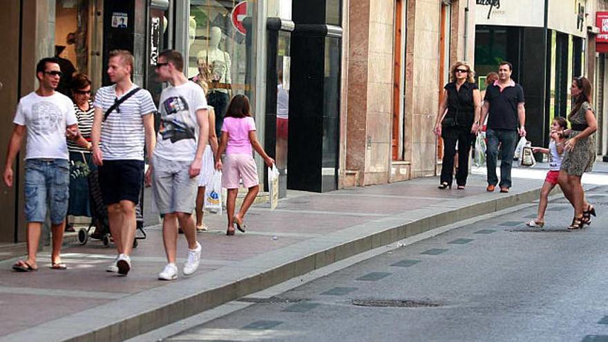 Los ilicitanos disfrutaron ayer de la calle Corredora sin tráfico.