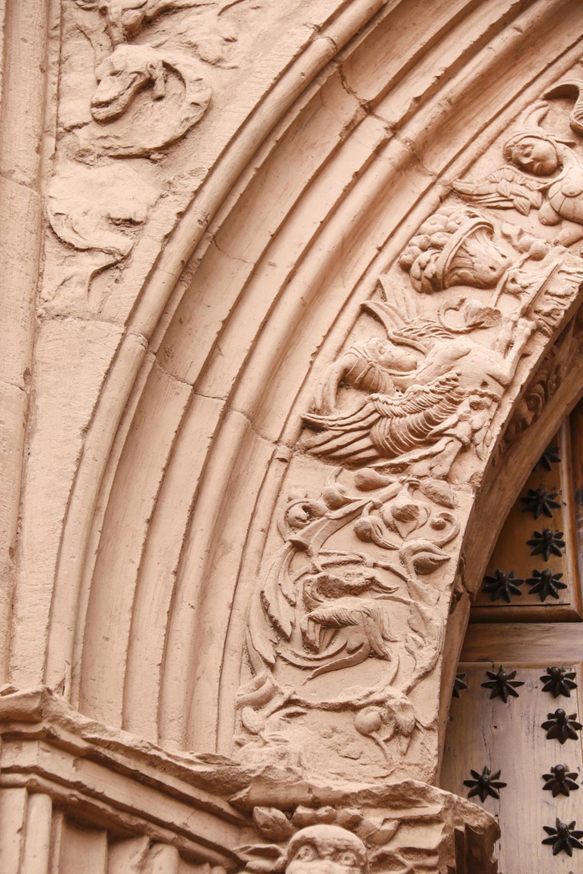 Detalles arquitectónicos de la portada de la iglesia de San Andrés, de estilo plateresco, en la localidad de Villanueva de Los Infantes