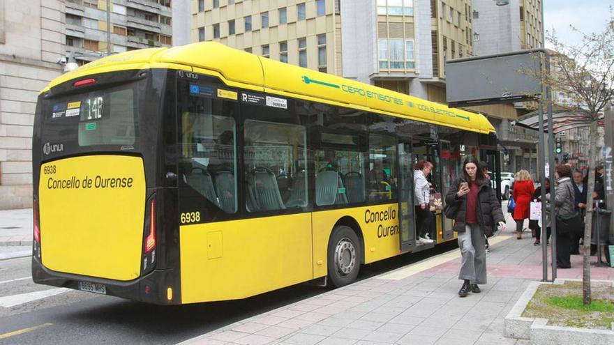 Un autobús urbano en el Parque de San Lázaro. | Iñaki Osorio