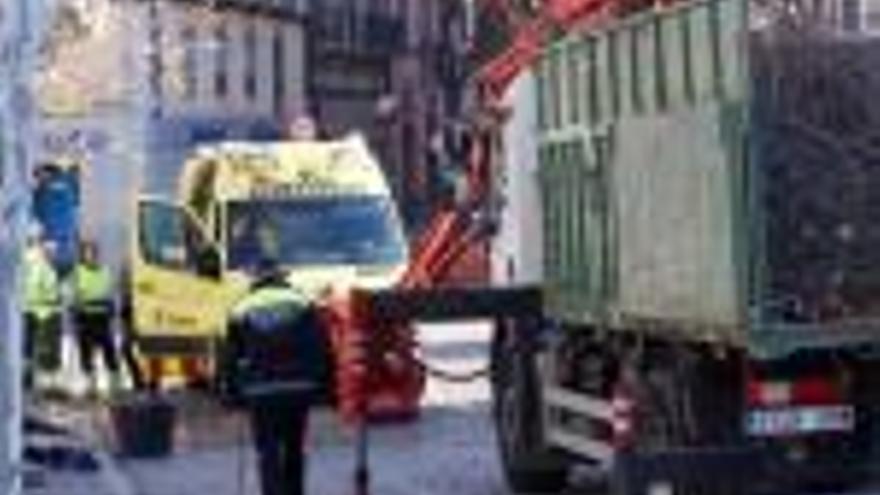 Cau una grua des de quatre metres a Girona