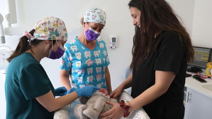 Valoración de un frenillo de un bebé con la odontopediatra Genoveva Gómez y la asesora de lactancia Omayra Blanco.