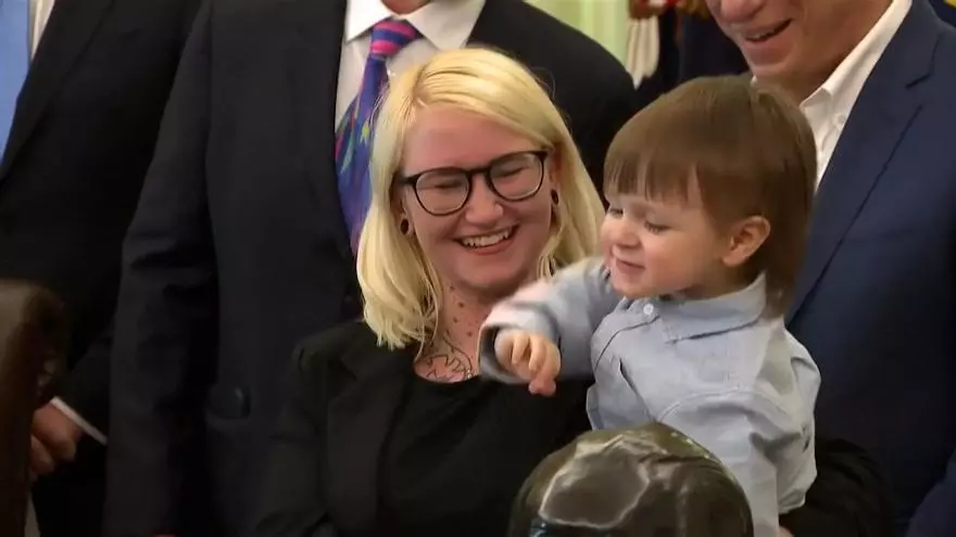 Un niño de 2 años protagoniza un inusual momento en el Despacho Oval