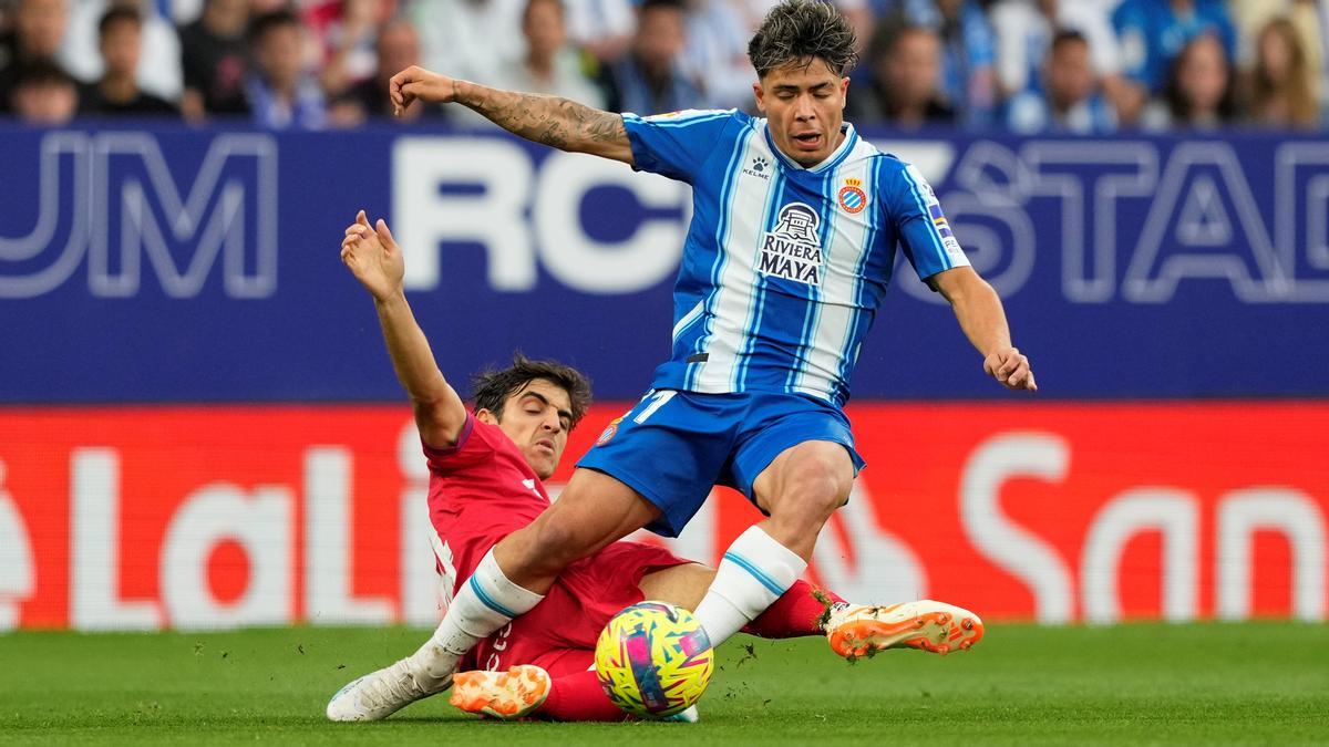 Gonzalo Villar intenta quitarle el balón a Nico Melamed durante el Espanyol-Getafe.