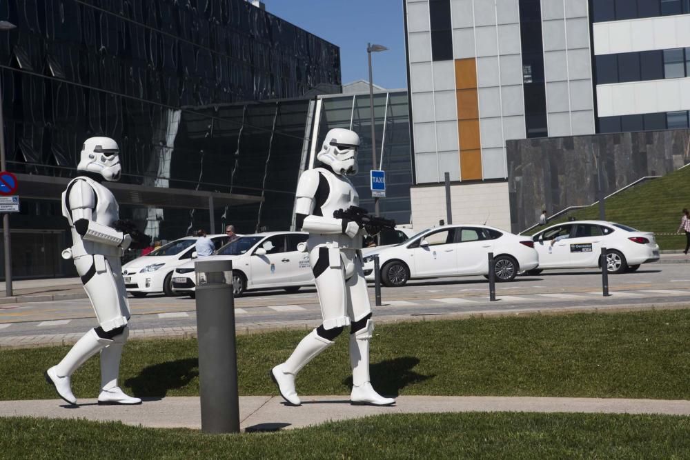 Miembros de la 'Legión 501' de Star Wars en Asturias, en el HUCA