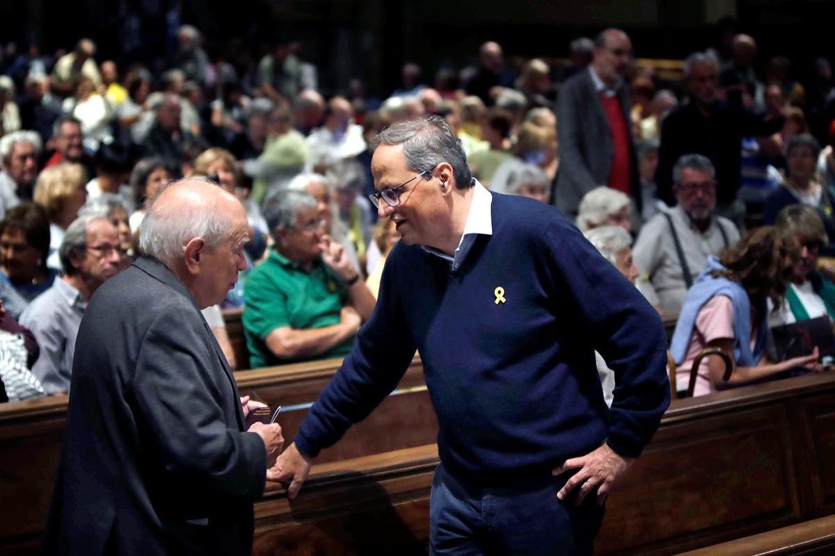 GRAF5611. BARCELONA, 05/10/2019.- El presidente de la Generalitat, Quim Torra (d), conversa con el expresident, Jordi Pujol, durante una plegaria en solidaridad con los encausados del 1-O, este sábado en la Basílica de Montserrat. EFE/Susanna Sáez