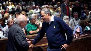 GRAF5611. BARCELONA, 05/10/2019.- El presidente de la Generalitat, Quim Torra (d), conversa con el expresident, Jordi Pujol, durante una plegaria en solidaridad con los encausados del 1-O, este sábado en la Basílica de Montserrat. EFE/Susanna Sáez