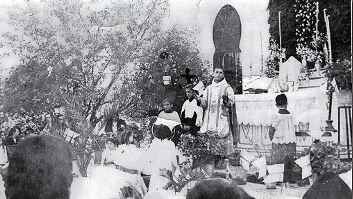 Primera piedra de la parroquia del Puerto de la Torre en 1926. Al fondo, las características ventanas de Villa San José, la mansión demolida esta semana.