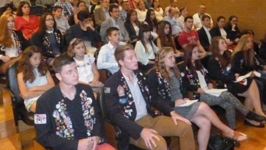 Alumnos y familiares en el salón de actos del Teatro Romano.