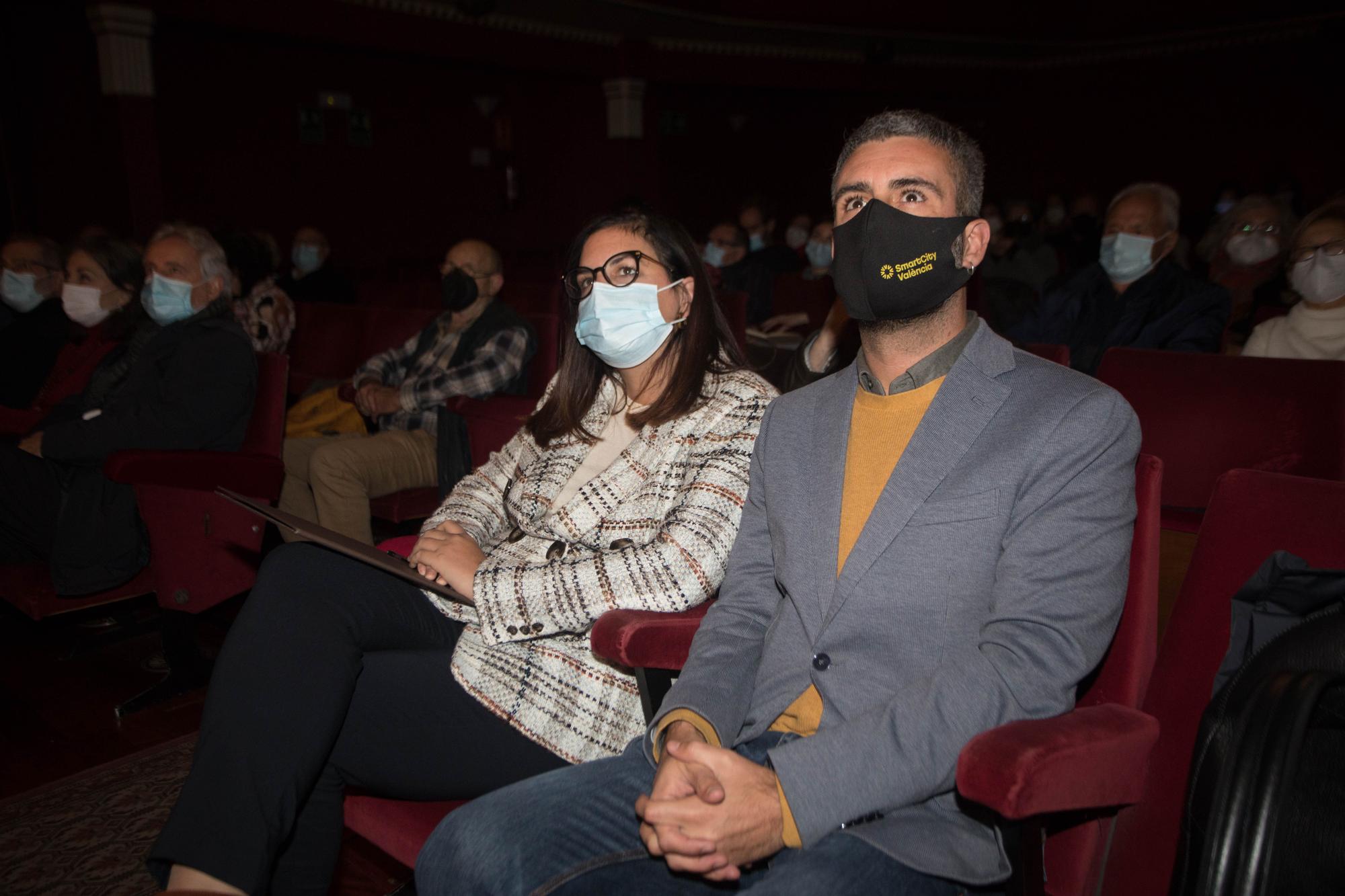 Asistentes al acto sobre Berlanga y las Fallas en el Talía.