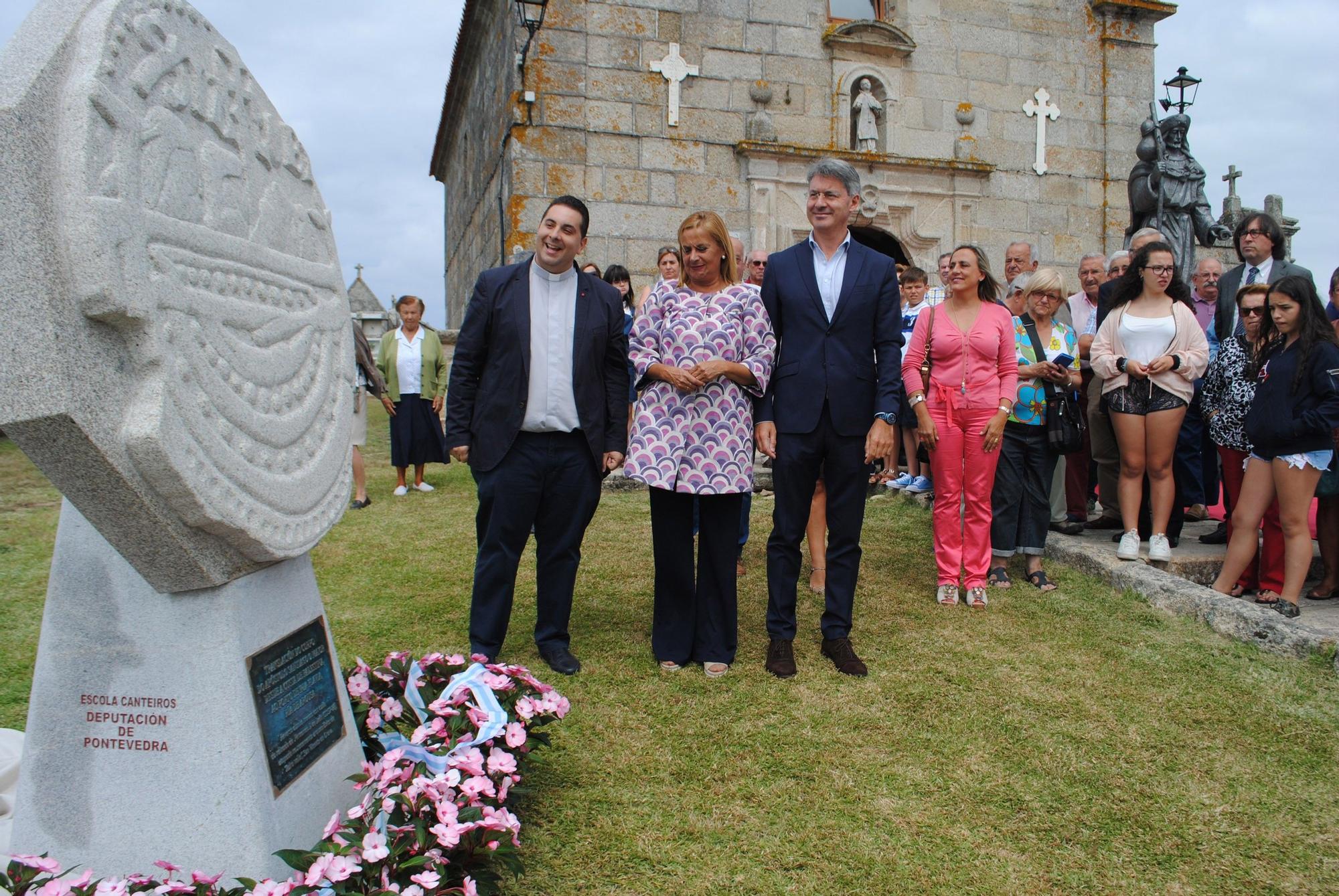 El día de la inauguración de la escultura que refleja la moneda de Adro Vello, en el atrio de la iglesia.