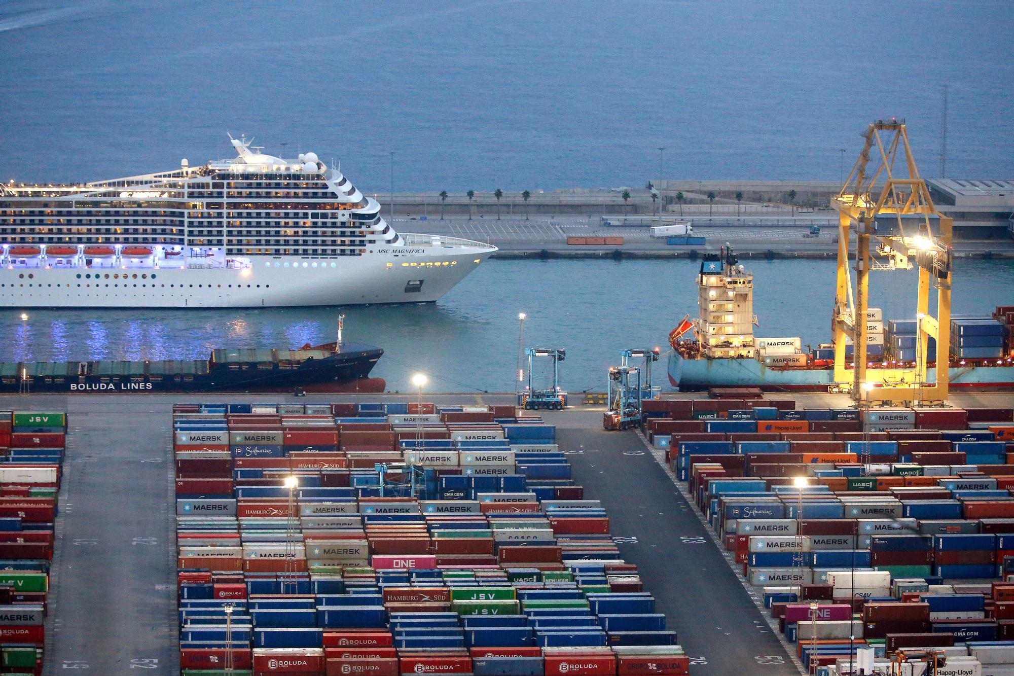 BARCELONA 20/10/2022 Contenedores y actividad comercial en el Port de Barcelona. Salida de un crucero delante del muelle de contenedores. Containers, puerto, carga y descarga, tren, gruas, camion. FOTO: ALVARO MONGE