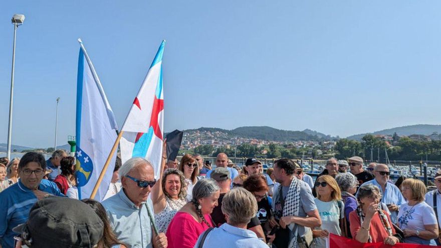 La edil moañesa, en el centro, ayer en Cesantes. | FdV