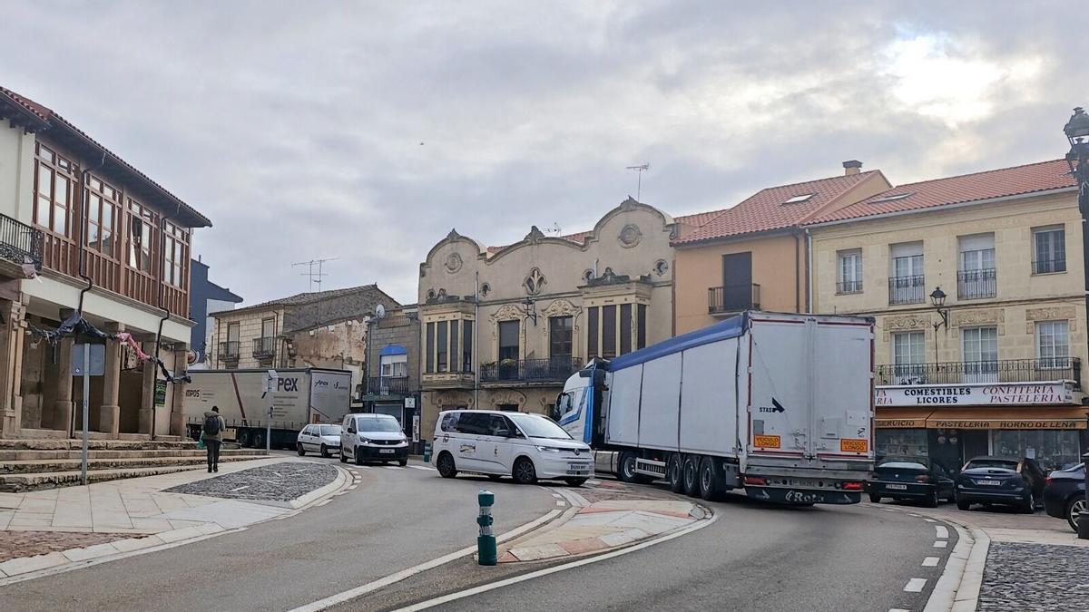 Camiones en la travesía de la N-122 en Alcañices.