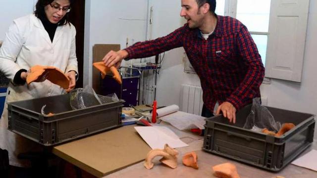 El arqueólogo Adolfo Fernández Fernádez y Ana Justo, que se encargó de clasificar las piezas, con los restos de ánfora despoitados en el Museo Massó de Bueu. // Gonzalo Núñez