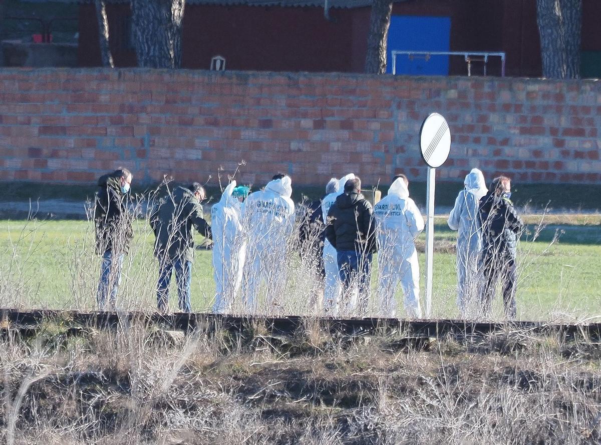 Agentes de la Guardia Civil inspeccionan el cadáver de la joven, en febrero de 2023.