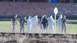 Archivo - Agentes de la Guardia Civil inspeccionan el cadáver de la joven hallado en febrero de 2023.