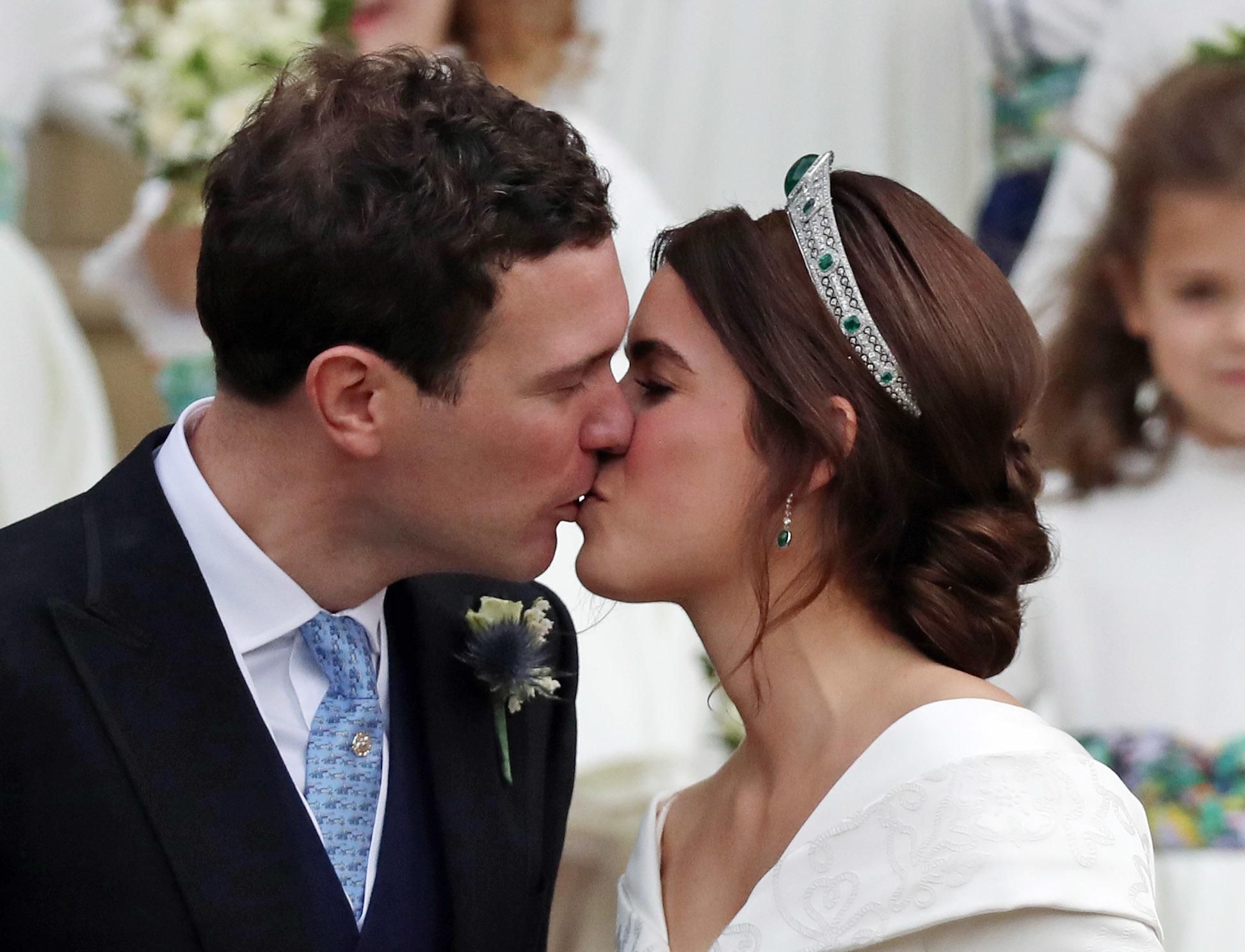 Eugenia de York y Jack Brooksbank, el beso del 'Sí quiero'