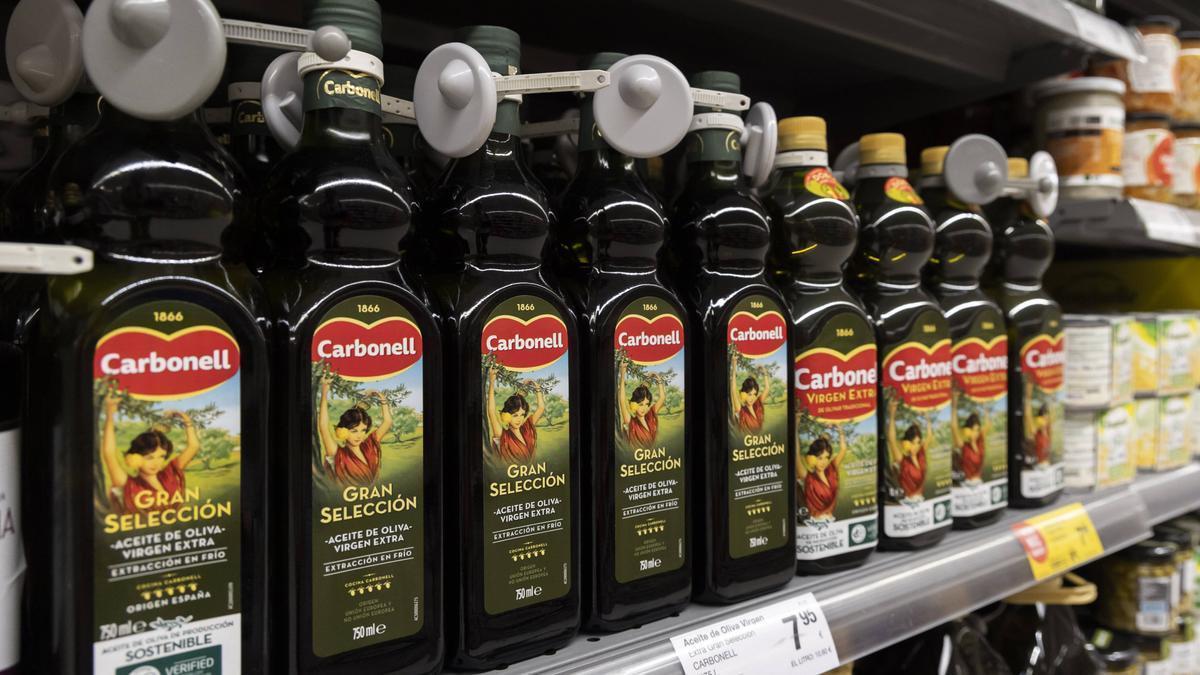 Botellas de aceite en el lineal de un supermercado