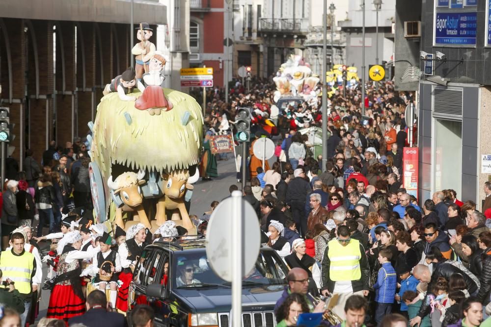 Desfile de carrozas el Lunes de Pascua en Avilés