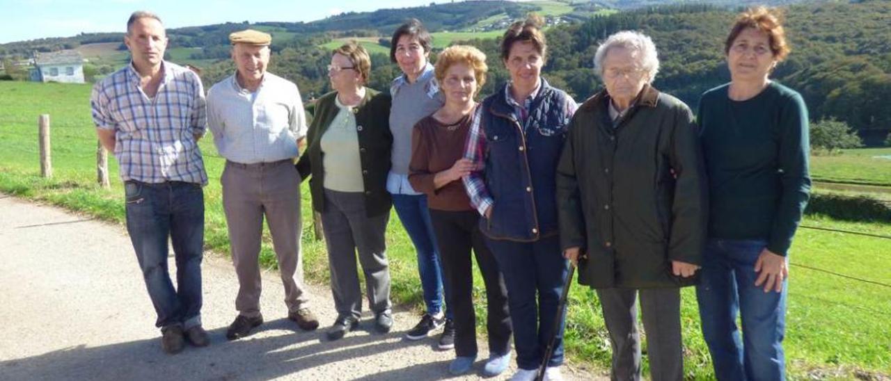 Por la izquierda, Manuel Fernández, Armando Fernández, Argentina Pérez, Mari Ángeles Francos, Carmen Menéndez, María Luisa Rodríguez, Carmen Feito y Adonina Gómez, en Sabadel de Troncedo.