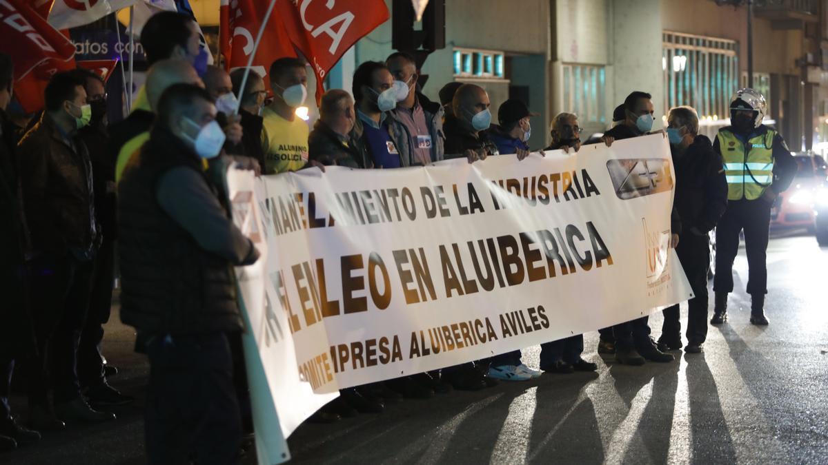 Centenares de personas salen a la calle en Oviedo al grito de "Alcoa no se cierra"