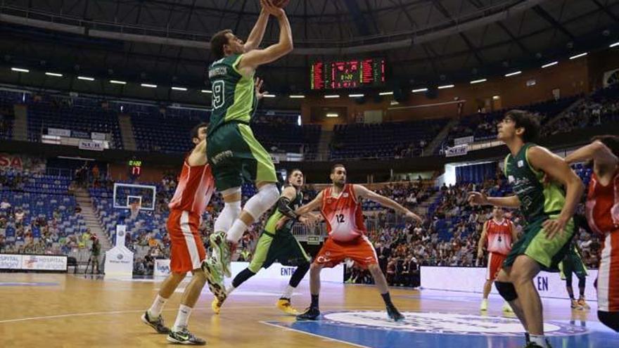 Ryan Toolson se dispone a lanzar mientras la grada del Carpena, con más plástico que aficionados, asiste en silencio a su intento.