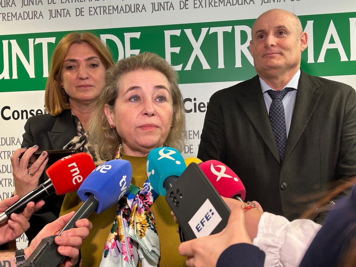 La consejera de Educación, Mercedes Vaquera, atiende a la prensa en una imagen de archivo.