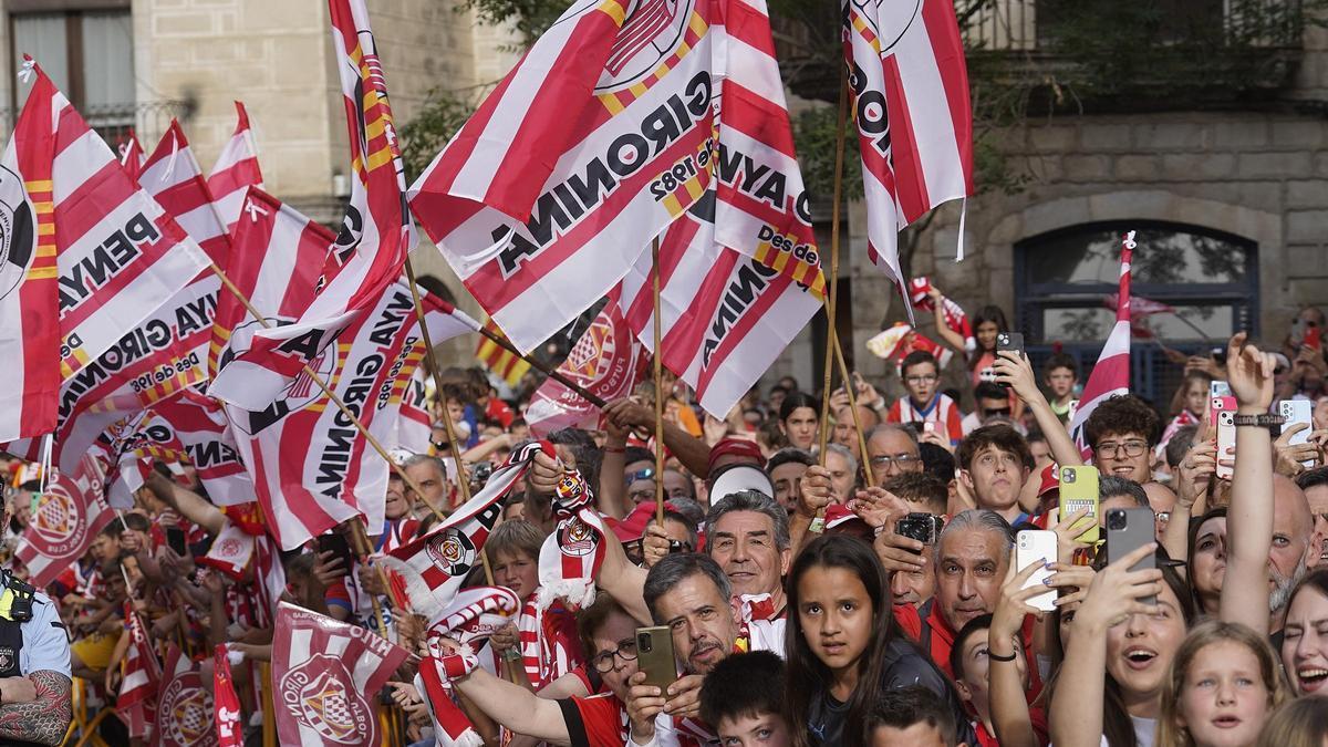 El Girona celebra su entrada a la Champions con su afición