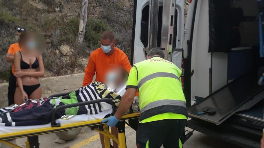 Salvan a un bañista atrapado por olas de dos metros en la cala de Llebeig de Benitatxell