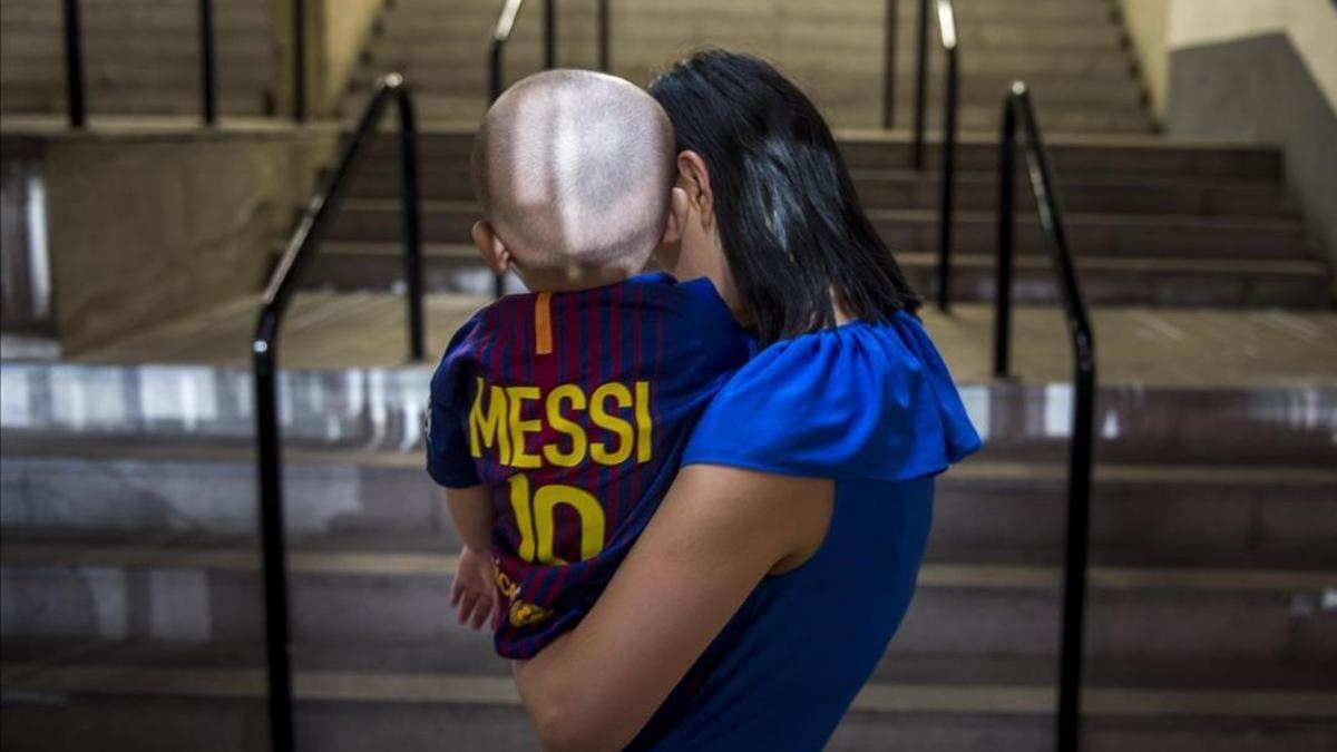 Una madre con su hijo en el Camp Nou