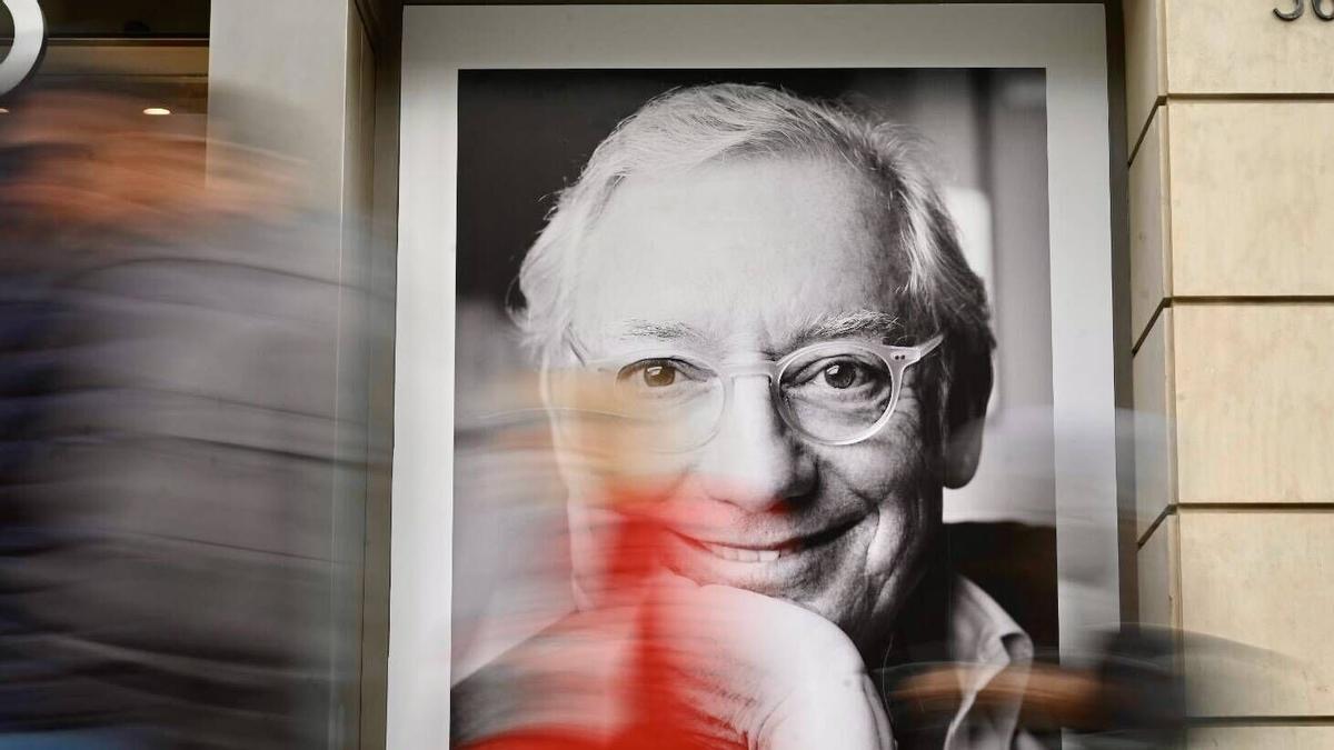 Un gran retrato de Isak Andic, fundador de Mango, cuando se cumplió un año de su muerte.