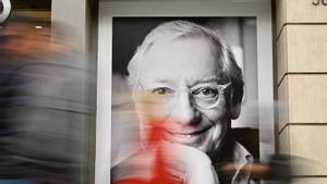 Barcelona 12.12.2025. Barcelona. Un gran retrato de Isak Andic, fundador de Mango, preside la entrada de las tiendas de la marca en Passeig de Gràcia. Fotografía de Jordi Cotrina