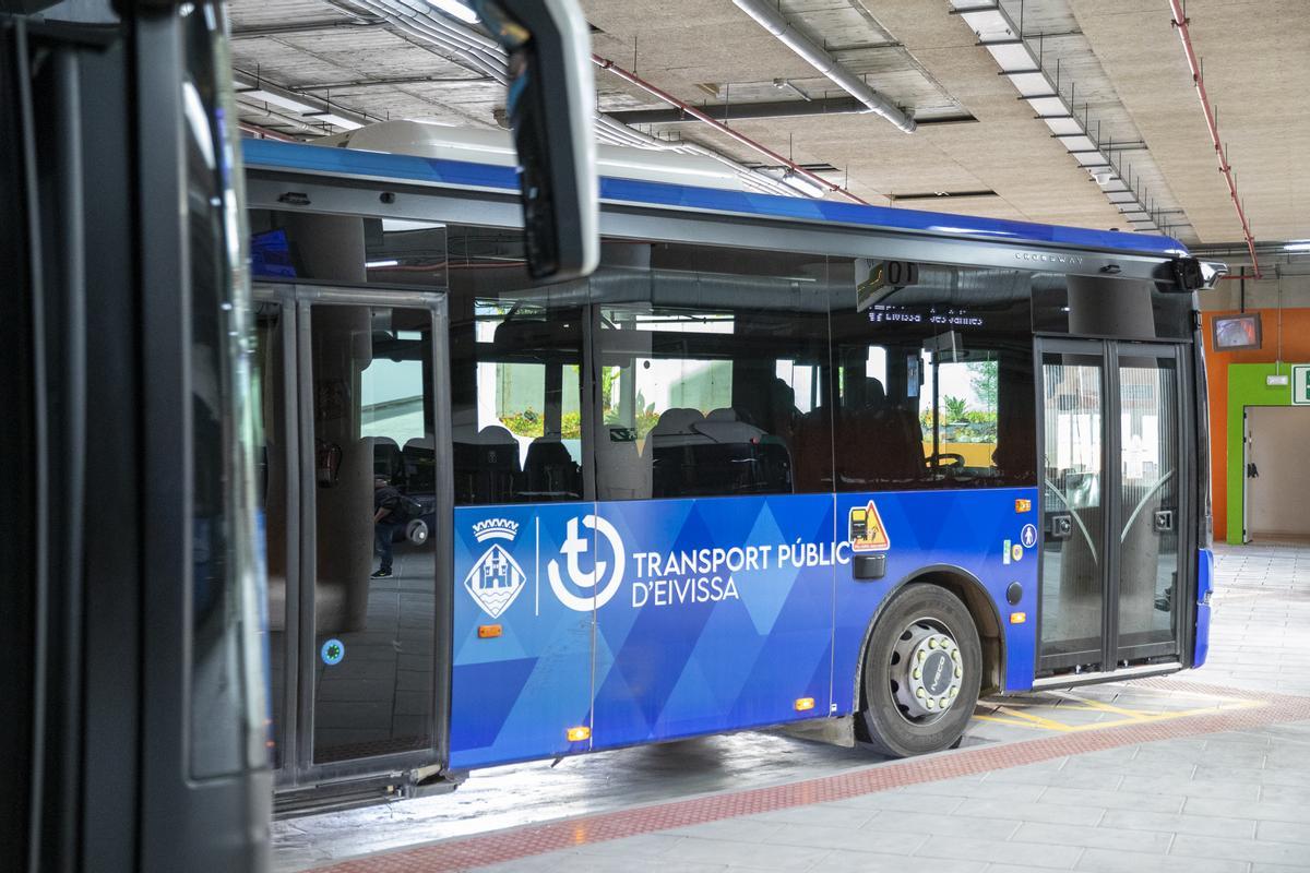 Un autobús en la estación del Cetis.