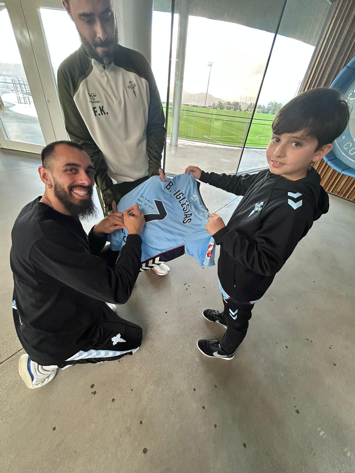 Borja Iglesias dedicándole la camiseta a André.