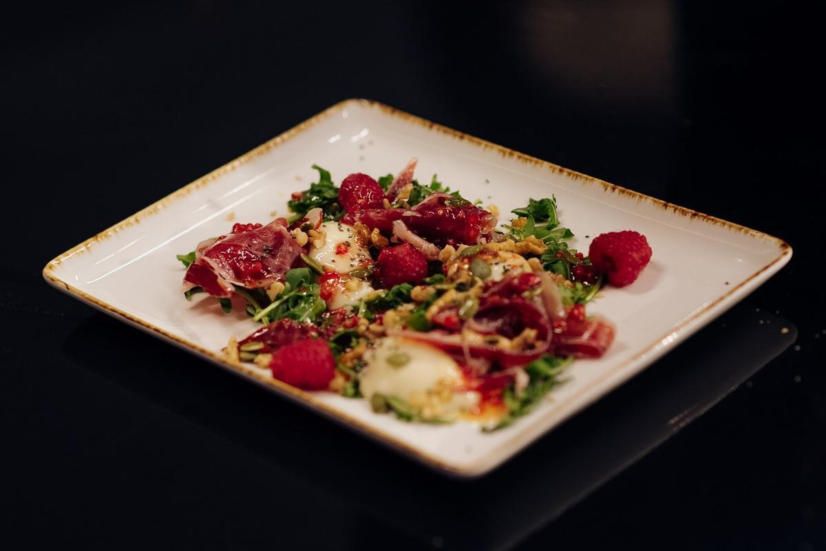10.Ensalada de D.O.P. Torta del Casar, jamón ibérico, frambuesas con vinagreta de frutos secos y miel