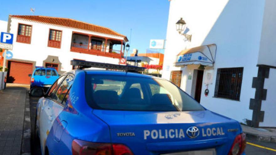 Los policías locales del municipio intervinieron al ahora arrestado dos armas blancas y un destornillador.