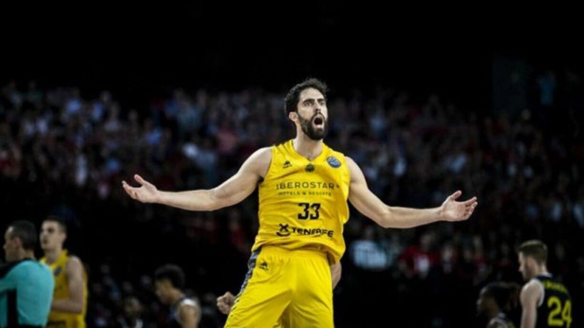 Javi Beirán durante un partido contra el Antwerp