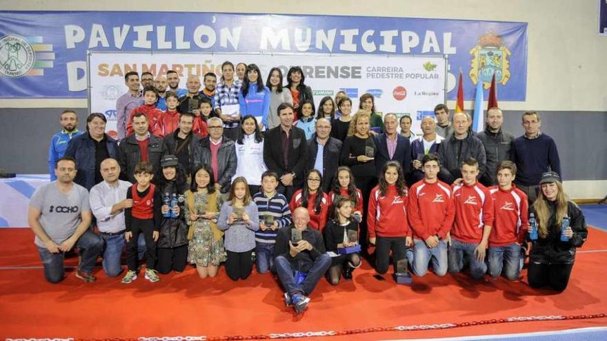 Foto de familia de los vencedores del &quot;Correndo por Ourense&quot; con las autoridades, ayer en Os Remedios. // Brais Lorenzo