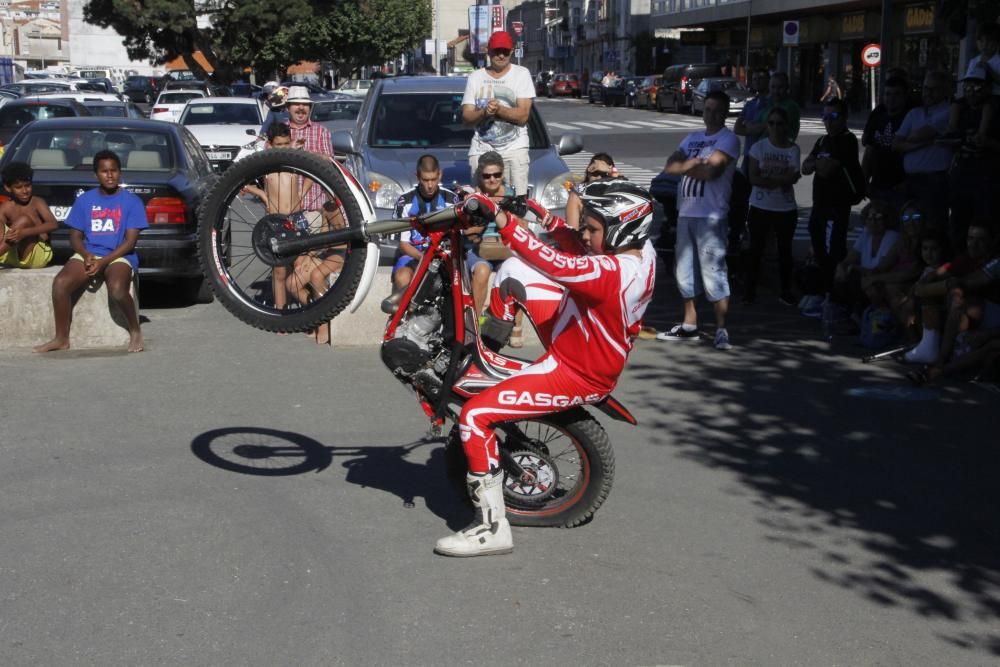 Las exhibiciones de trial, bike trial y de velocidad urbana llenan el centro de la villa que mañana acoge un descenso de bike