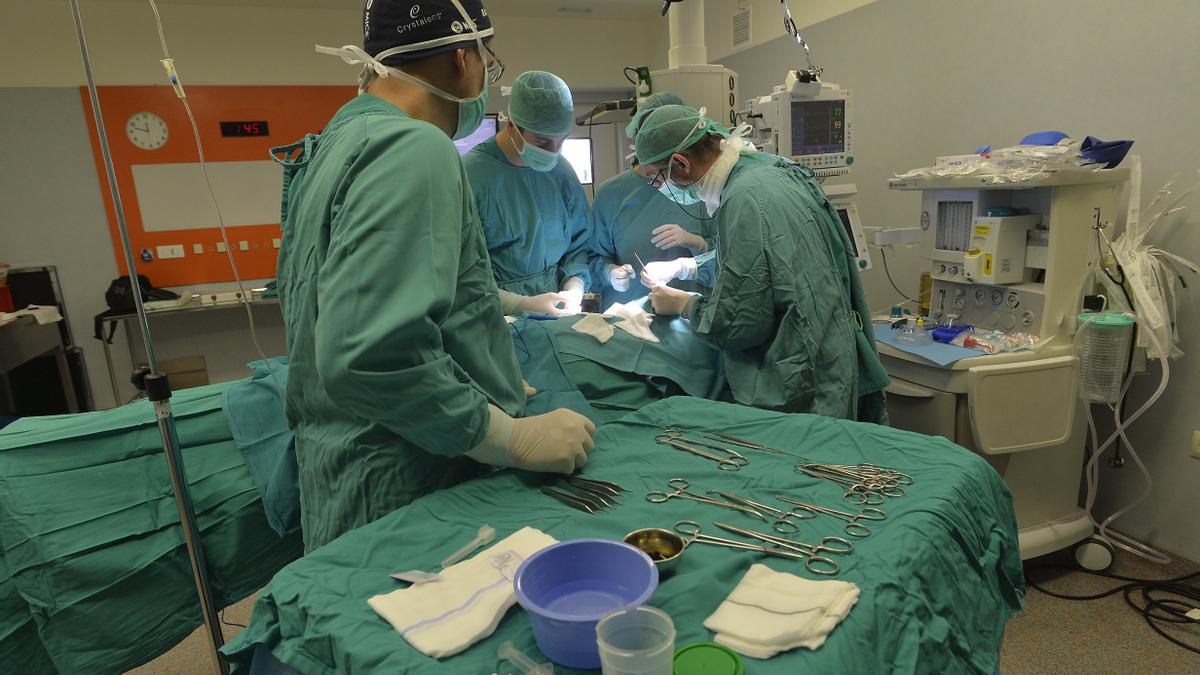 Un equipo quirúrgico interviene a un paciente, en un hospital de la provincia, en una imagen de archivo