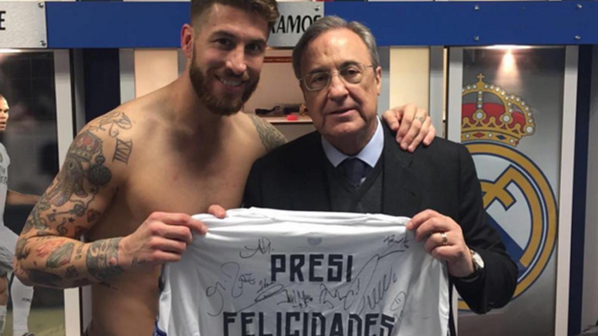 Sergio Ramos posó junto a Florentino Pérez en el vestuario blanco