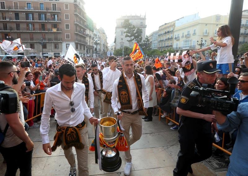 Así han sido las celebraciones del Valencia CF en la Basílica, Generalitat y ayuntamiento