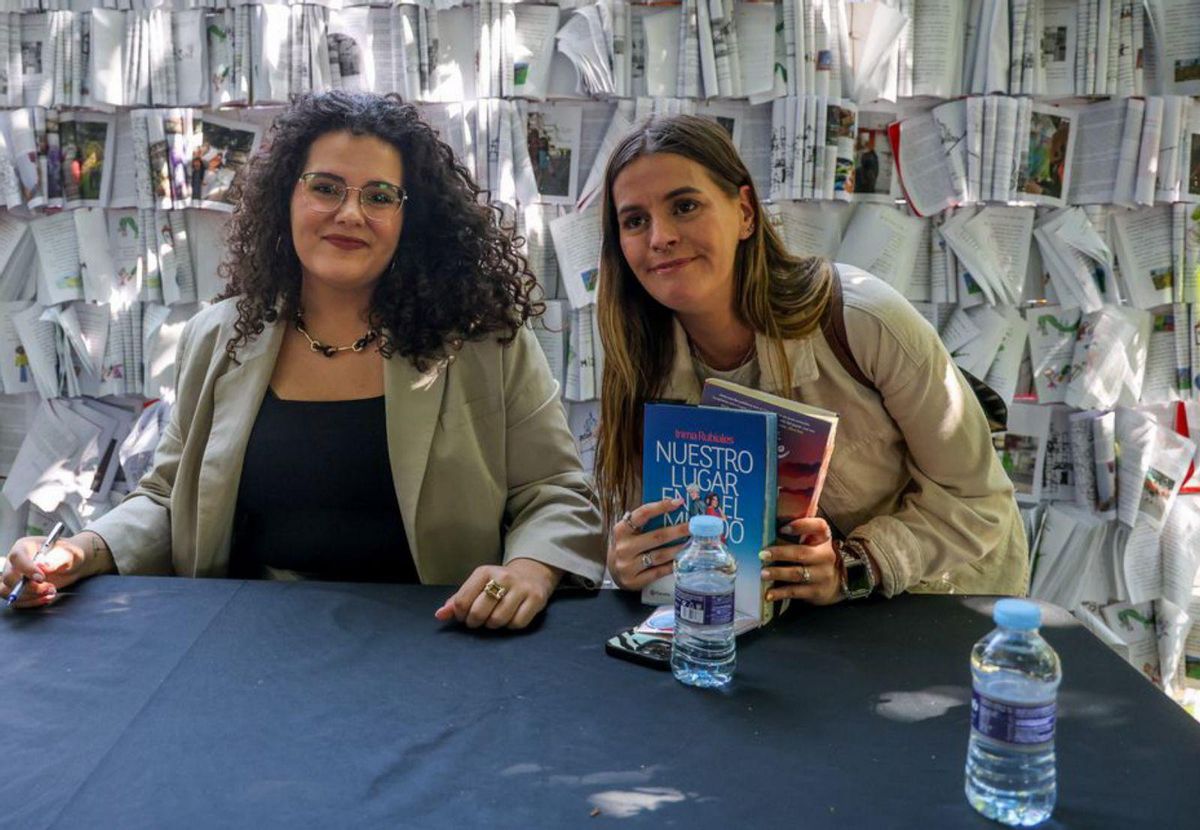 Las seguidoras de la literatura juvenil llenan el recinto de la feria del libro. | Iñaki Abella