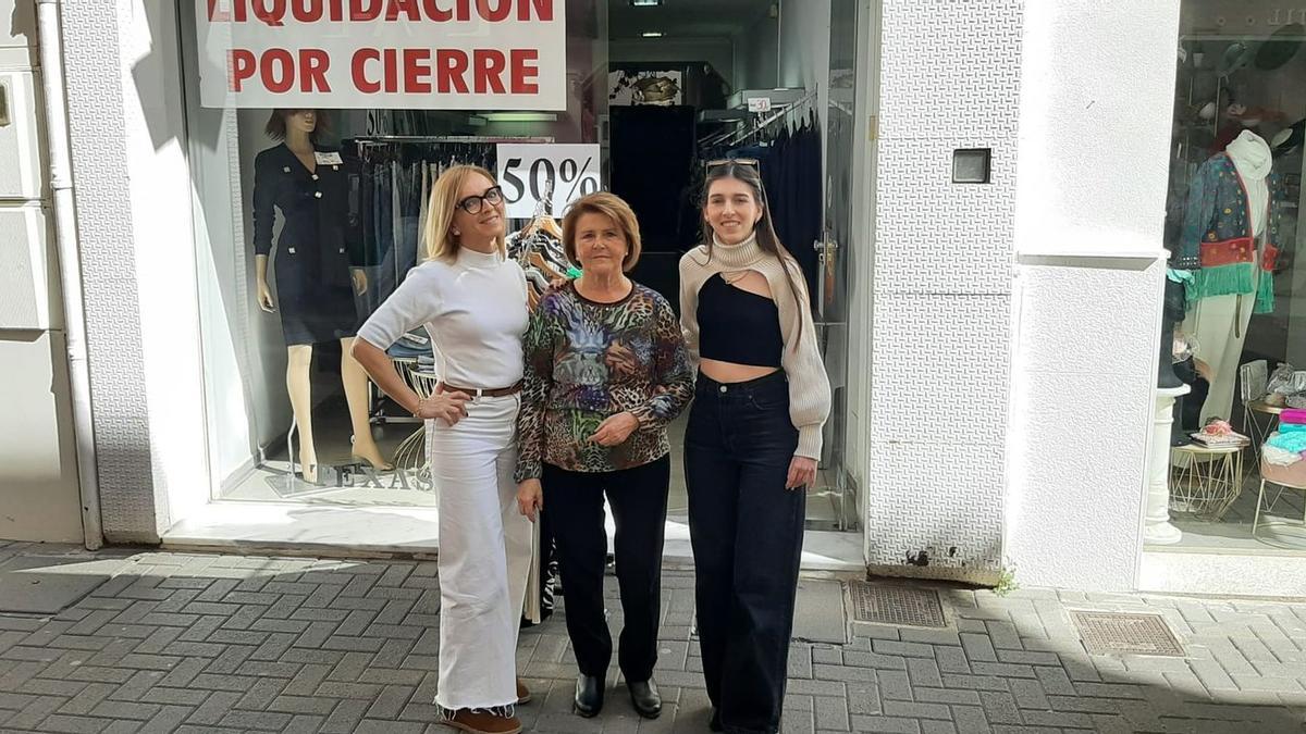 Carmen Martí, la matriarca y fundadora de la tienda Texas, junto a su hija Carmen, que ahora regenta el establecimiento, y su nieta María.