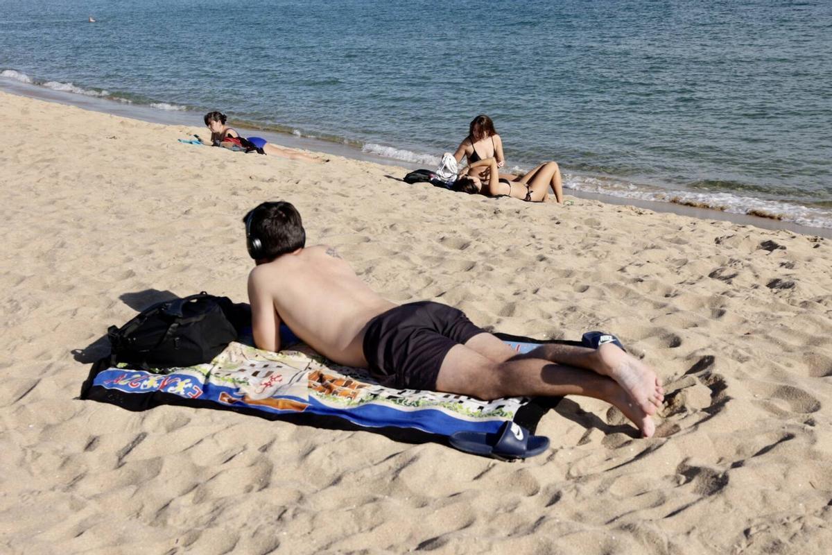 Barceloneses acuden a la playa por las altas temperaturas de noviembre