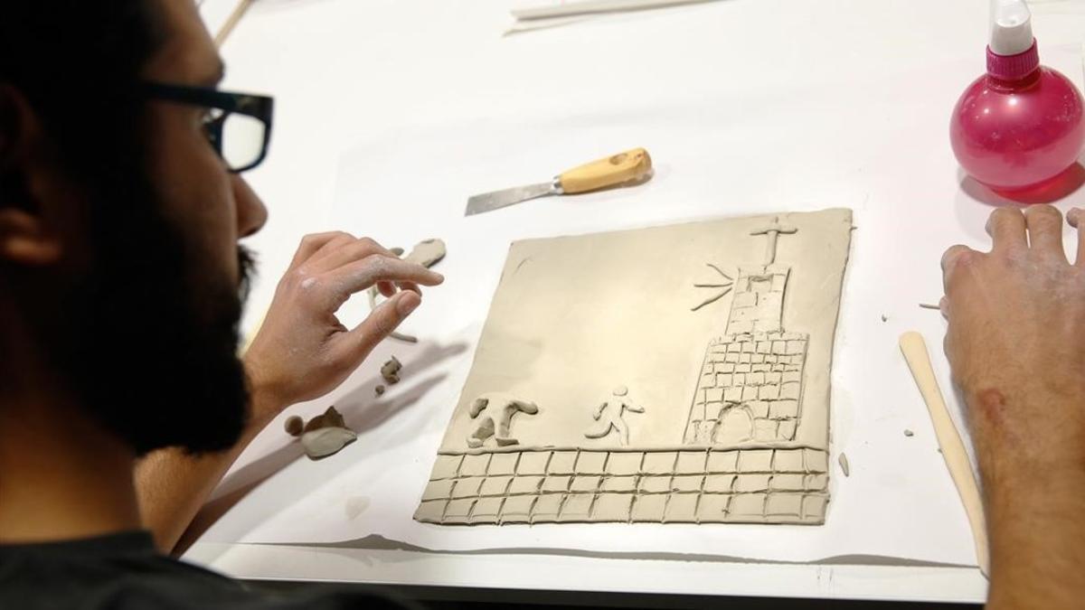 Un alumno de Elisava con una viñeta de barro, el pasado diciembre, en el taller que sirvió para preparar el cómic táctil del dibujante Max, que Catalunya presenta en la Bienal de Venecia.