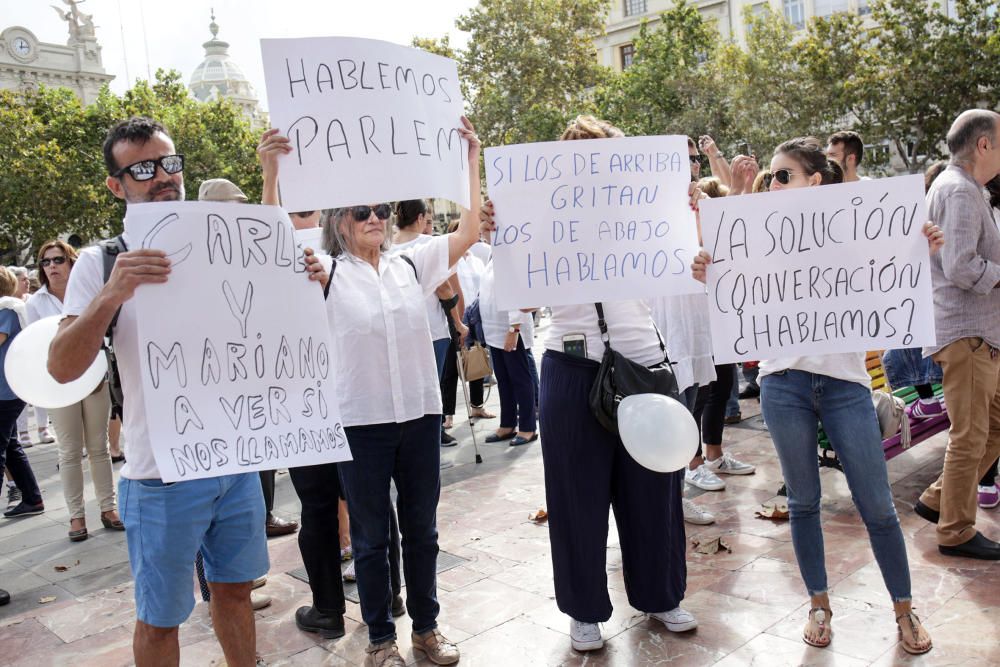 Concentración en València por el diálogo en Cataluña