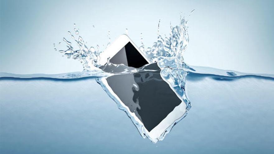 Com pots fer funcionar el teu mòbil si cau a l&#039;aigua?