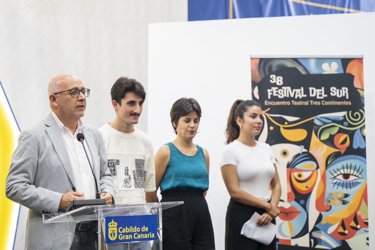 El presidente del Cabildo, Antonio Morales, junto a varios de los promotores teatrales.